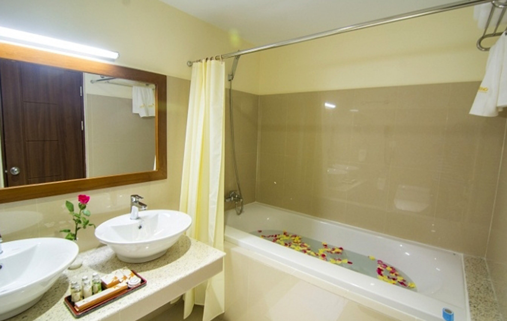deluxe bathroom