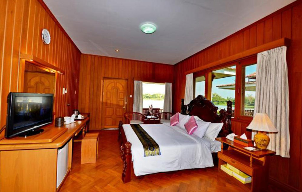 Deluxe Lake View Bungalow