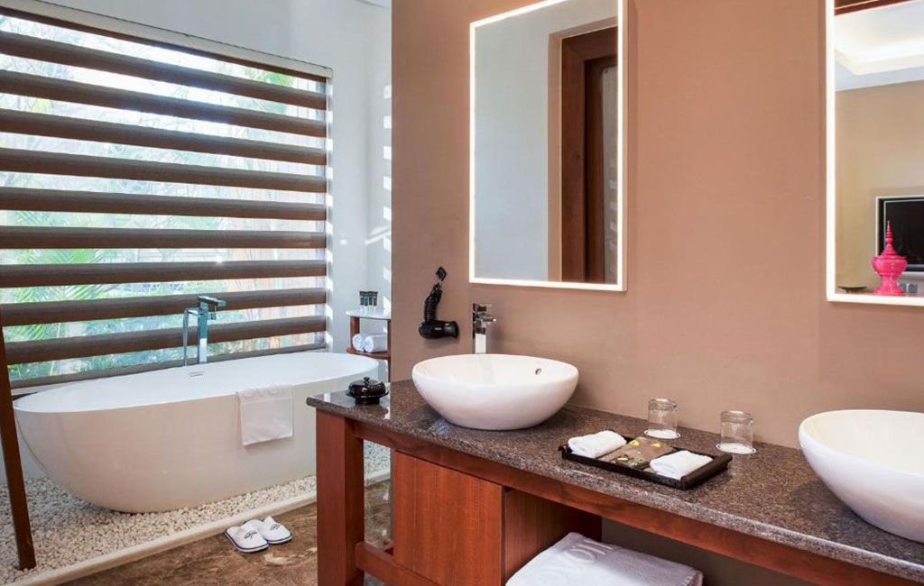 Deluxe Suite with Lake View01