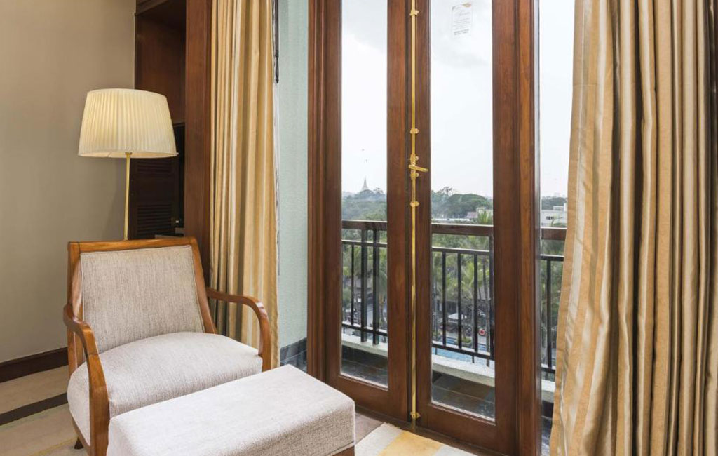 Grand Deluxe Lake View Room01