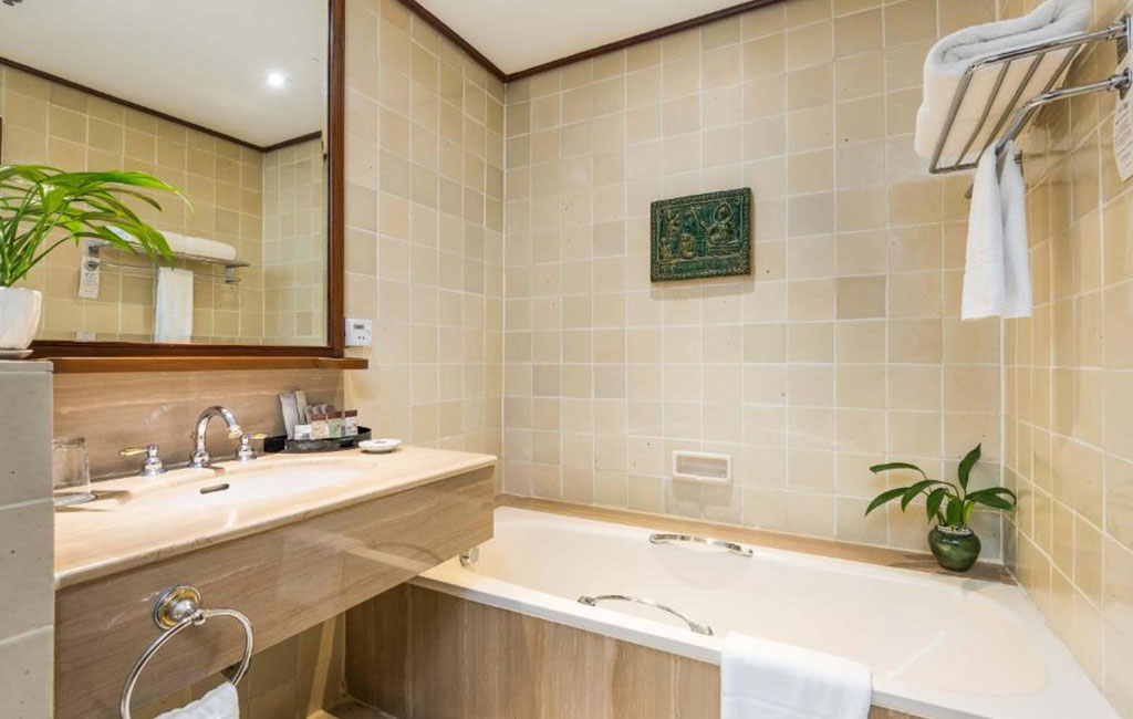 Grand Deluxe Lake View Room02