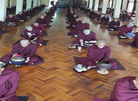MV offering luch to monks (1)
